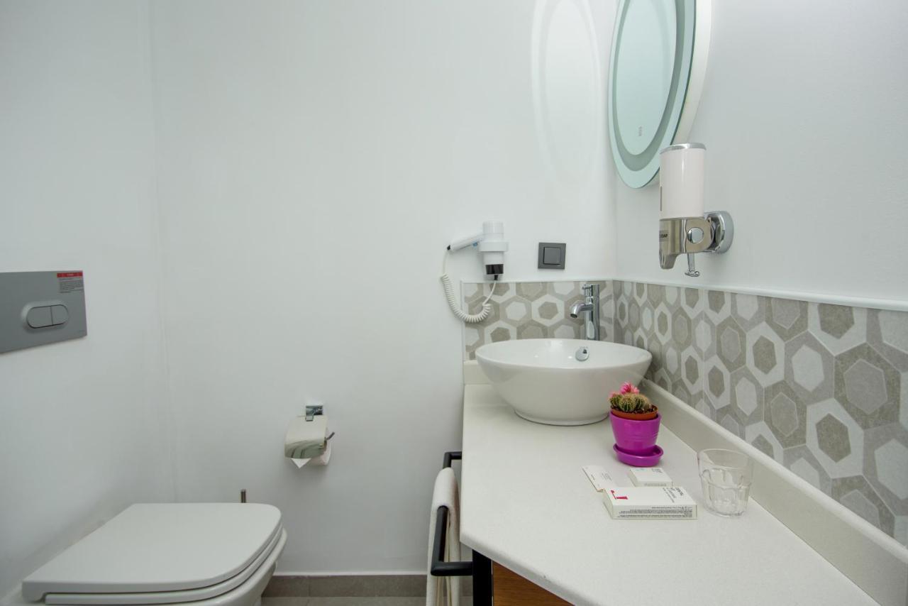 טביליסי Hotel Adora מראה חיצוני תמונה